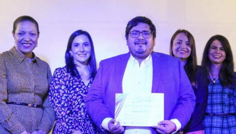 Reconocimiento al Director de Innovacion y Transferencia de Conocimiento - Foto UCSG